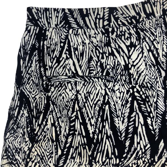 Forever 21 Navy Blue Abstract Print Shorts - Size Small - Picture 6 of 9
